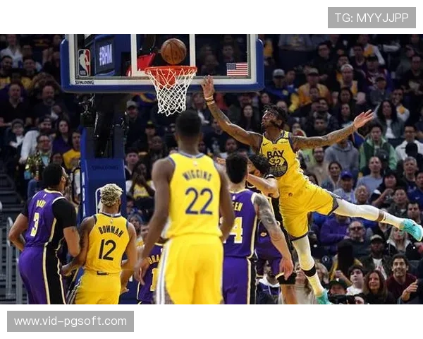 场边慢镜头回放，判罚精度提升